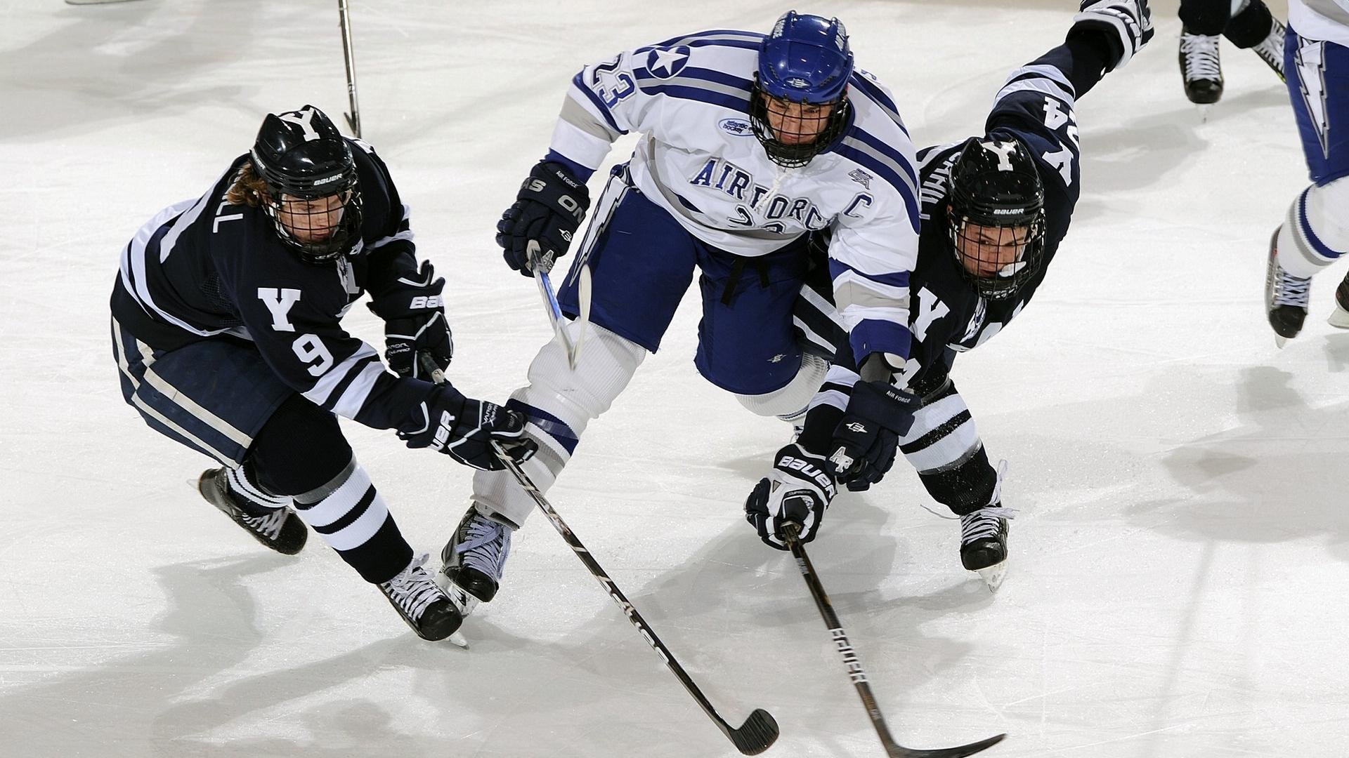 水球比赛摩纳哥女队配合默契，摩纳哥球迷